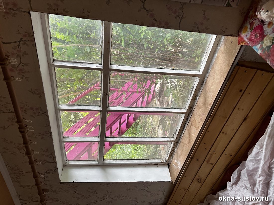 Старое деревянное окно на даче изнутри: восемь стёкол в переплёте, облупившаяся краска, деревянный подоконник